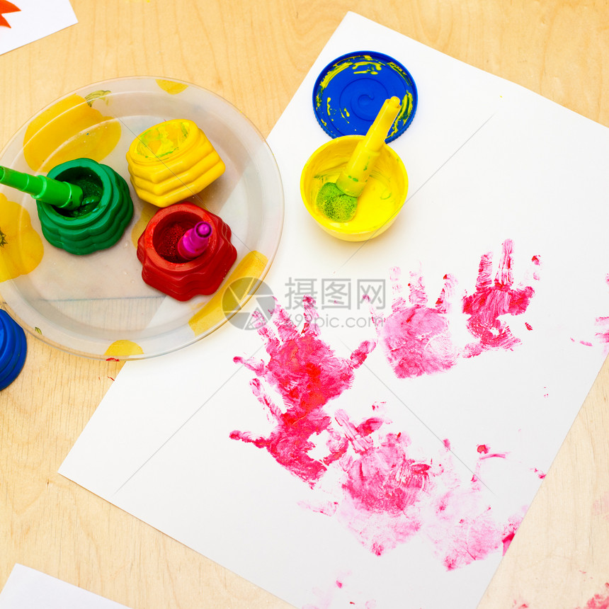 指针画教育游戏指纹手指棕榈绘画艺术家桌子红色刷子图片