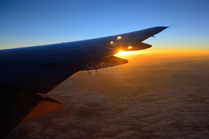 喷气式飞机机翼视图航天旅行背景商业航空公司高度天空风景蓝色天际图片