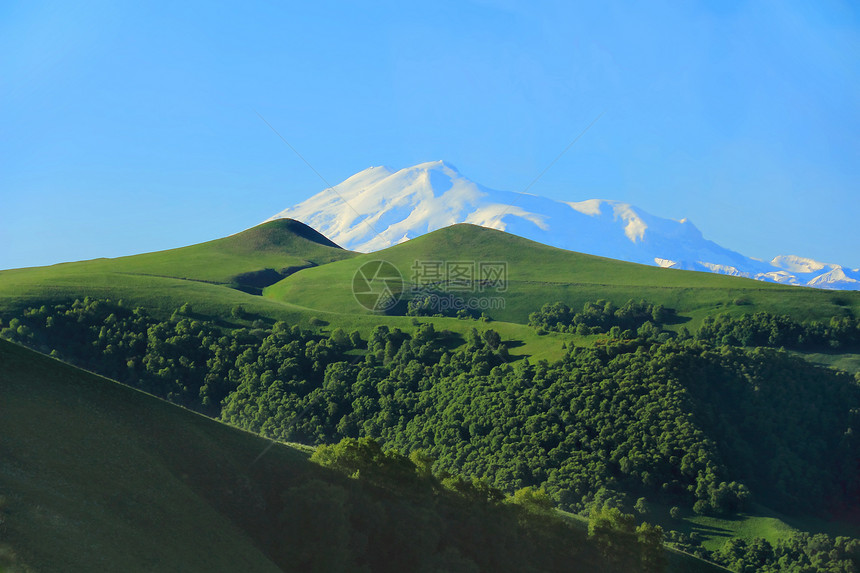 欧洲最高的厄尔布鲁士峰季节冷冻荒野下雪顶峰悬崖全景高度土地雪花图片