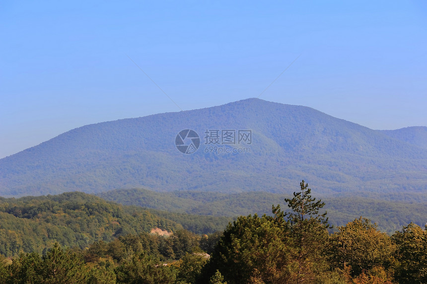 高加索绿色山脉的夏季风景景观全景岩石森林叶子旅行爬坡首脑绿色高度悬崖图片