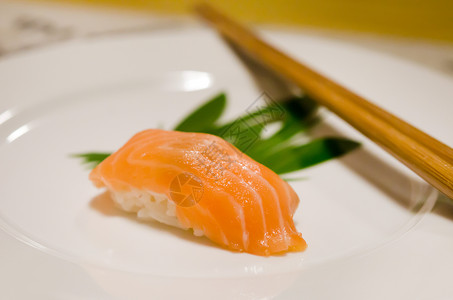 新鲜鲑鱼寿司红色白色海鲜盘子背景图片
