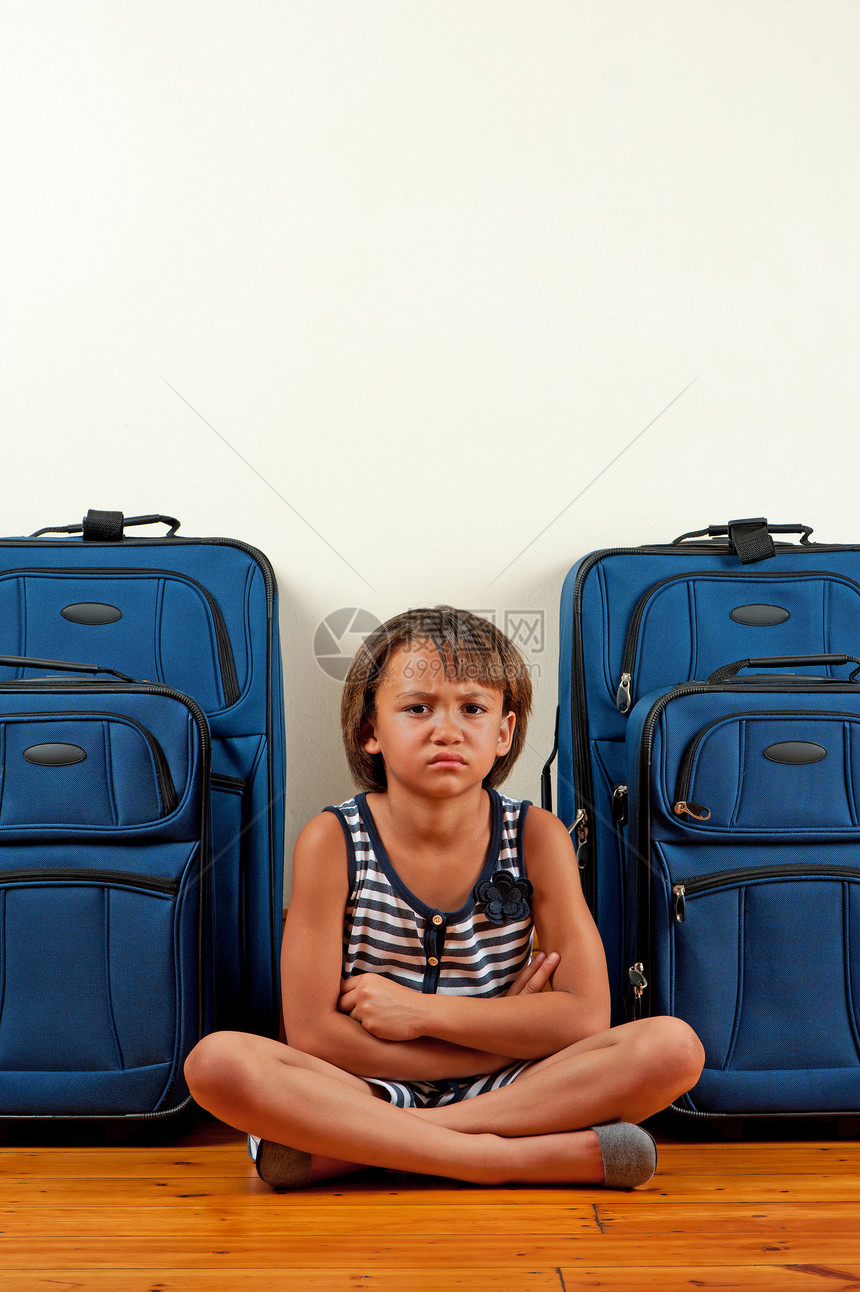 旅行不快者悲伤情感手提箱沉思女孩孤独童年压力案件孩子图片
