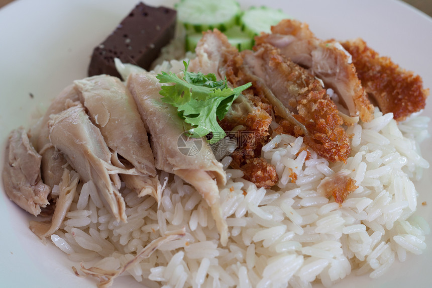 大米和鸡肉餐厅食物美食蒸汽文化饮食午餐盘子油炸图片