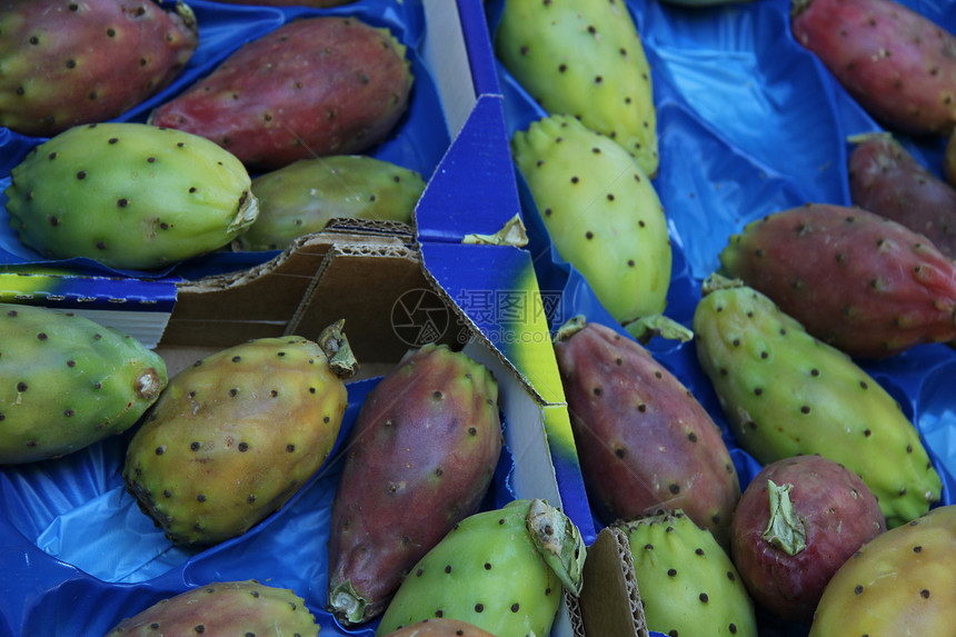 市场中的仙人掌无花果生产摊位零售绿色黄色水果紫色店铺果实销售图片
