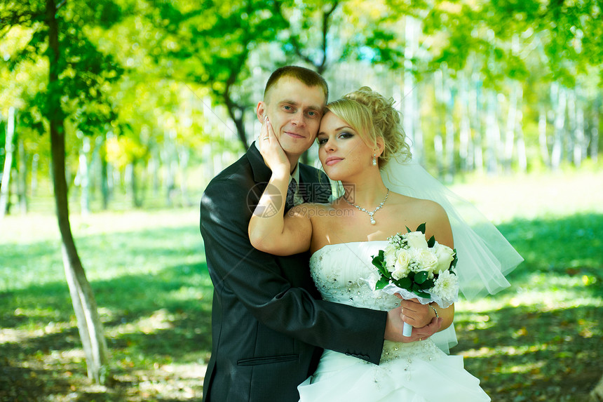 绿色公园背景的新娘和新郎女士女性微笑套装男性丈夫幸福妻子夫妻花束图片