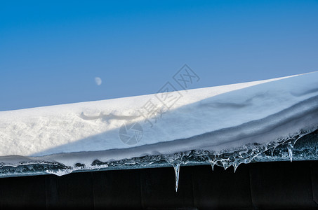 屋顶雪蓝色天空的雪屋顶背景