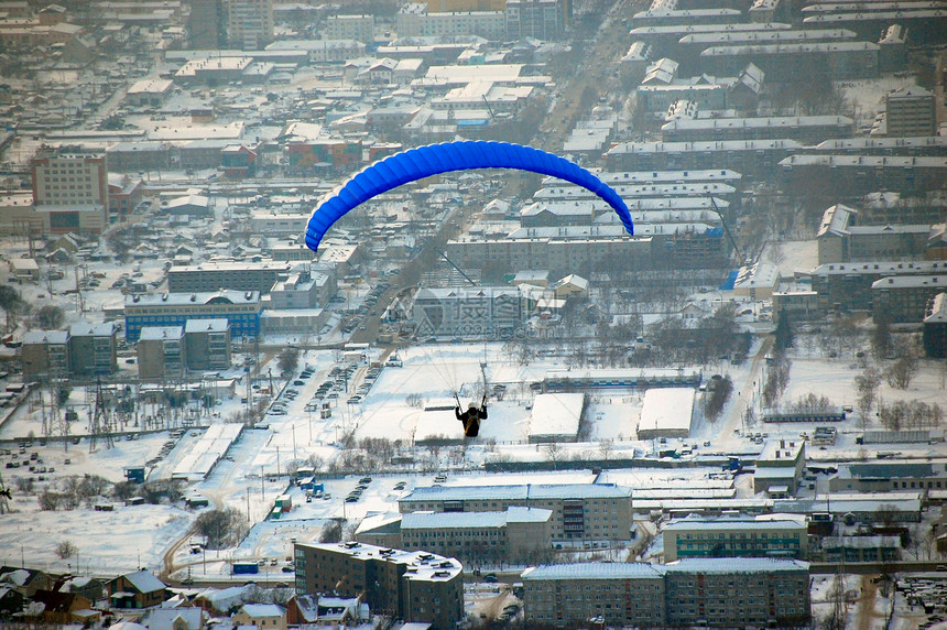 Sakhhalin 抛光滑翔式城市观蓝色飞行天气城市降落伞运动爬坡极限图片