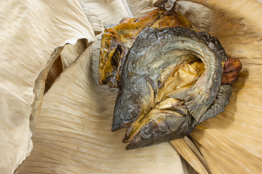 干香蕉叶上的干鱼食物市场木头小吃美食熏制动物团体盐渍蟑螂图片