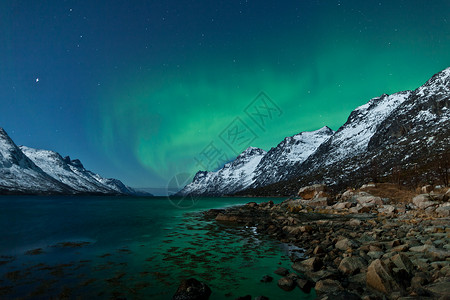 瑞典极光北光 以峡湾反射太阳风冷冻星系星星绿色地磁极光荒野北极星宇宙背景