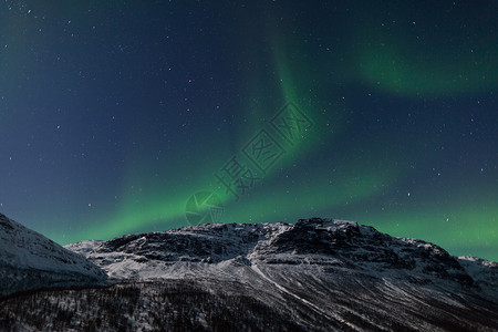 极光区山后面的北极光宇宙星系太阳风极光北极星峡湾冷冻地磁反射绿色背景