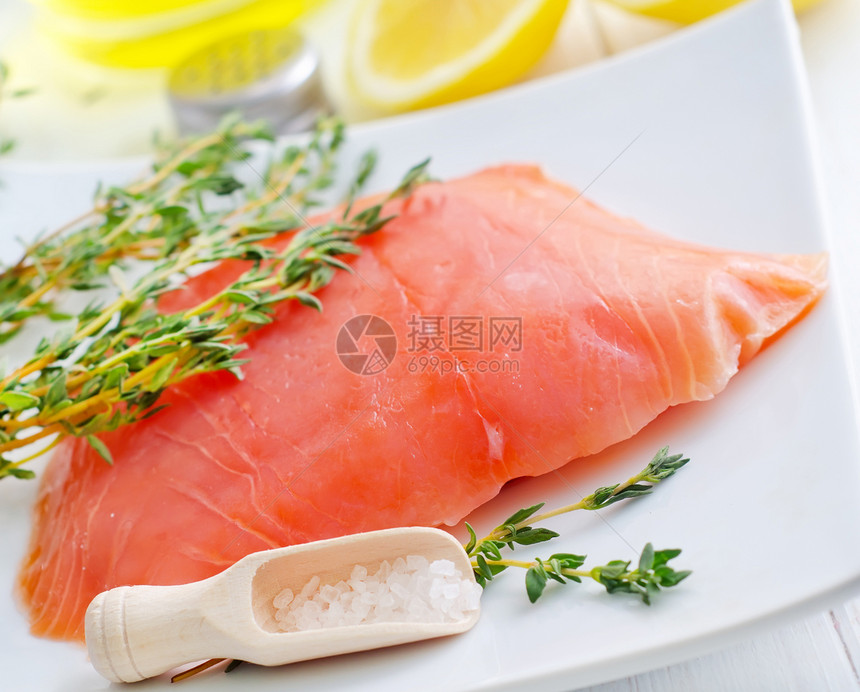 白盘上的生鲑鱼 有百香和盐鱼片橙子牛扒柠檬炙烤百里香香菜石板市场海鲜图片