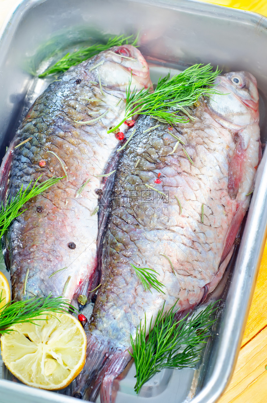 新鲜鲤鱼市场食物钓鱼香菜池塘游泳厨房香料烹饪尾巴图片