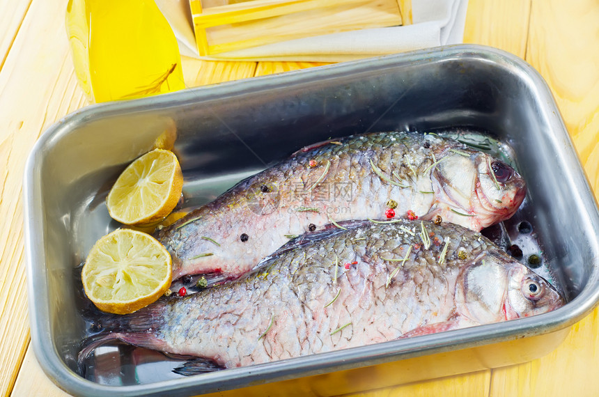 新鲜鲤鱼桌子海鲜钓鱼蔬菜食物香菜淡水胡椒香料厨房图片