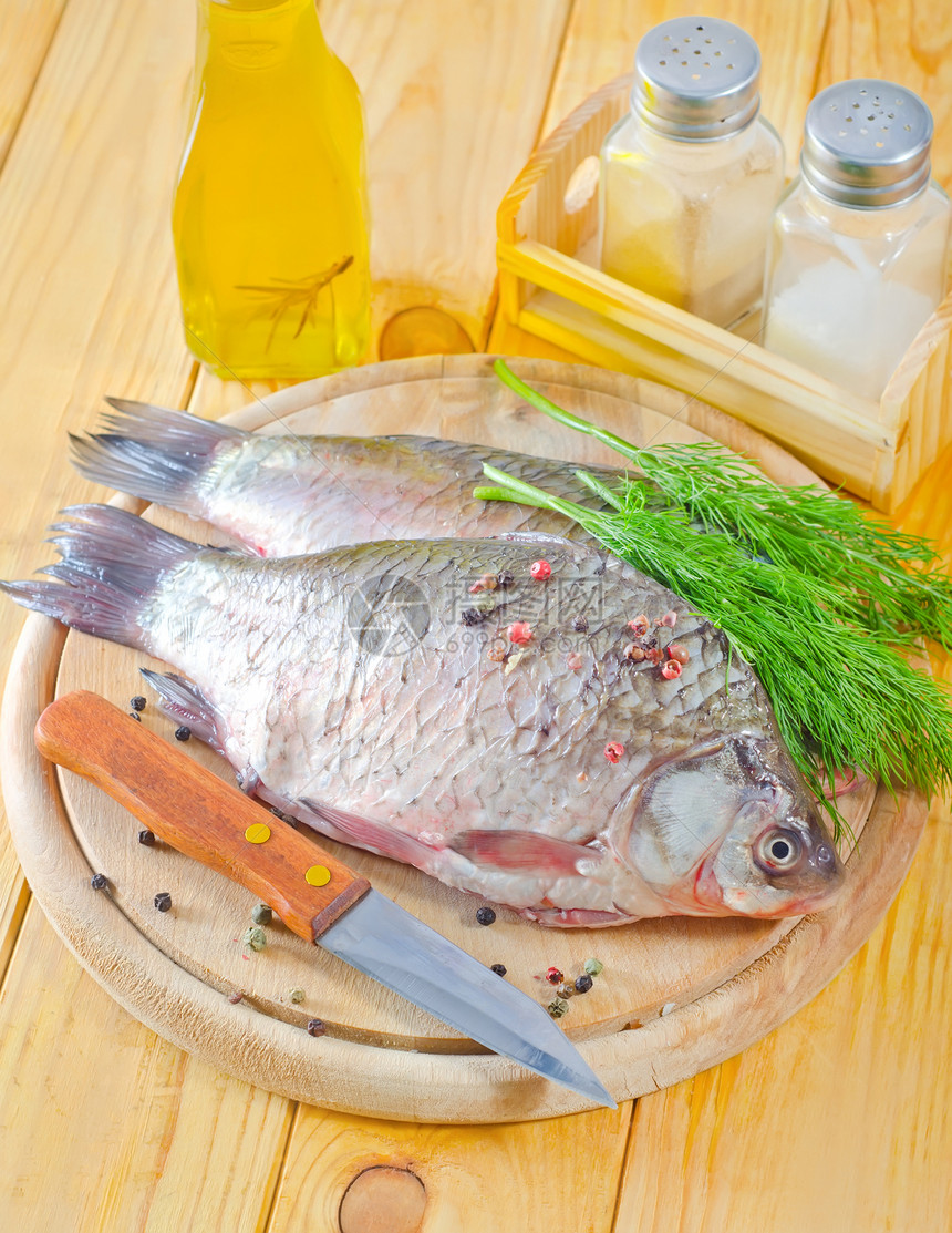 新鲜鲤鱼烹饪美食蔬菜桌子香菜厨房游泳海鲜木板市场图片
