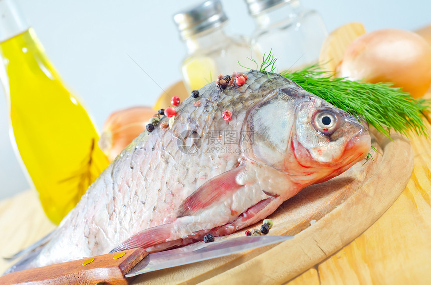 新鲜鲤鱼烹饪蔬菜胡椒海洋淡水食物海鲜游泳香菜饮食图片