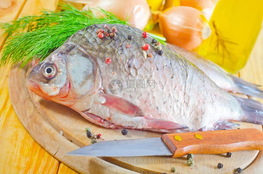 新鲜鲤鱼淡水桌子市场胡椒食物烹饪钓鱼蔬菜饮食美食图片
