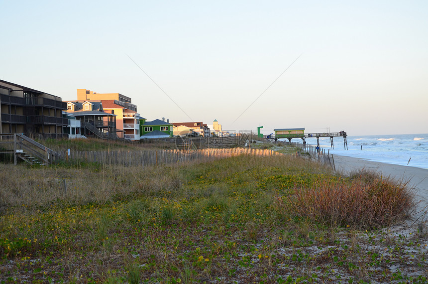 清晨海滩沙丘冲浪天空房子阳光海洋图片