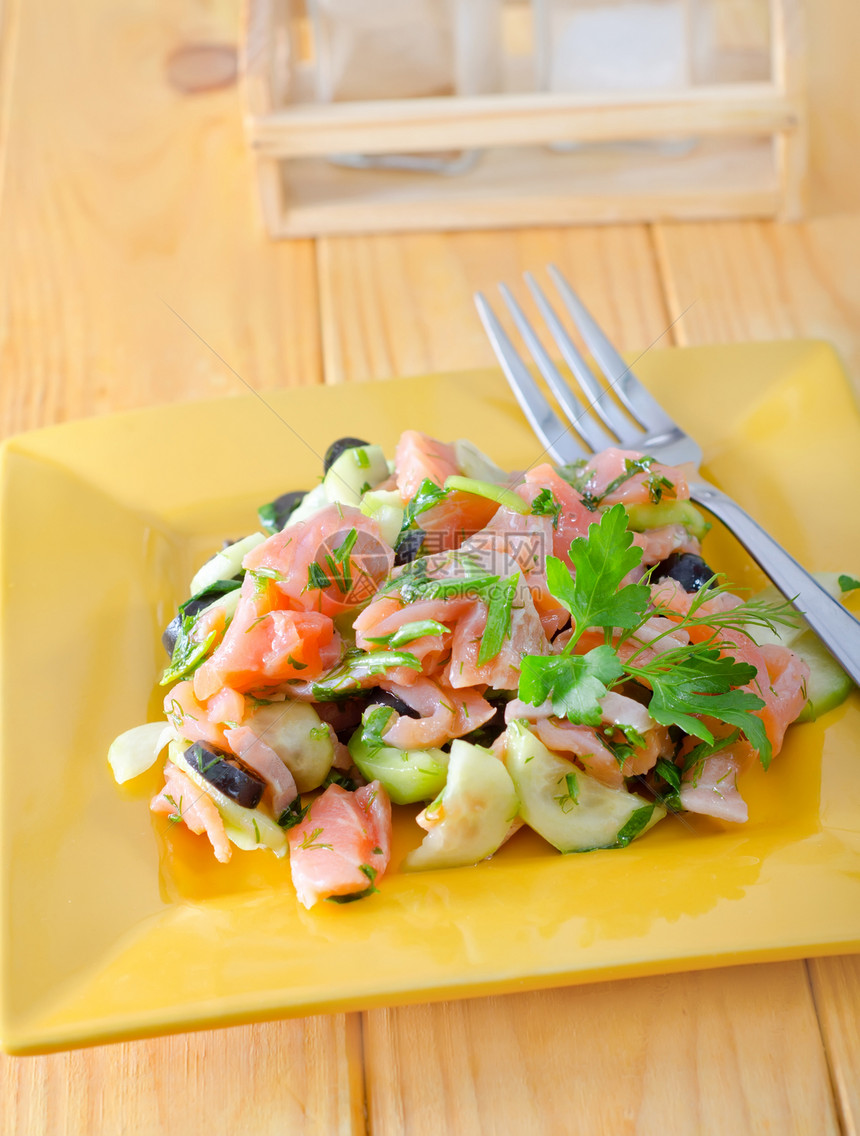 沙拉加鲑鱼餐厅熏制叶子营养黄瓜沙拉饮食美食盘子食物图片