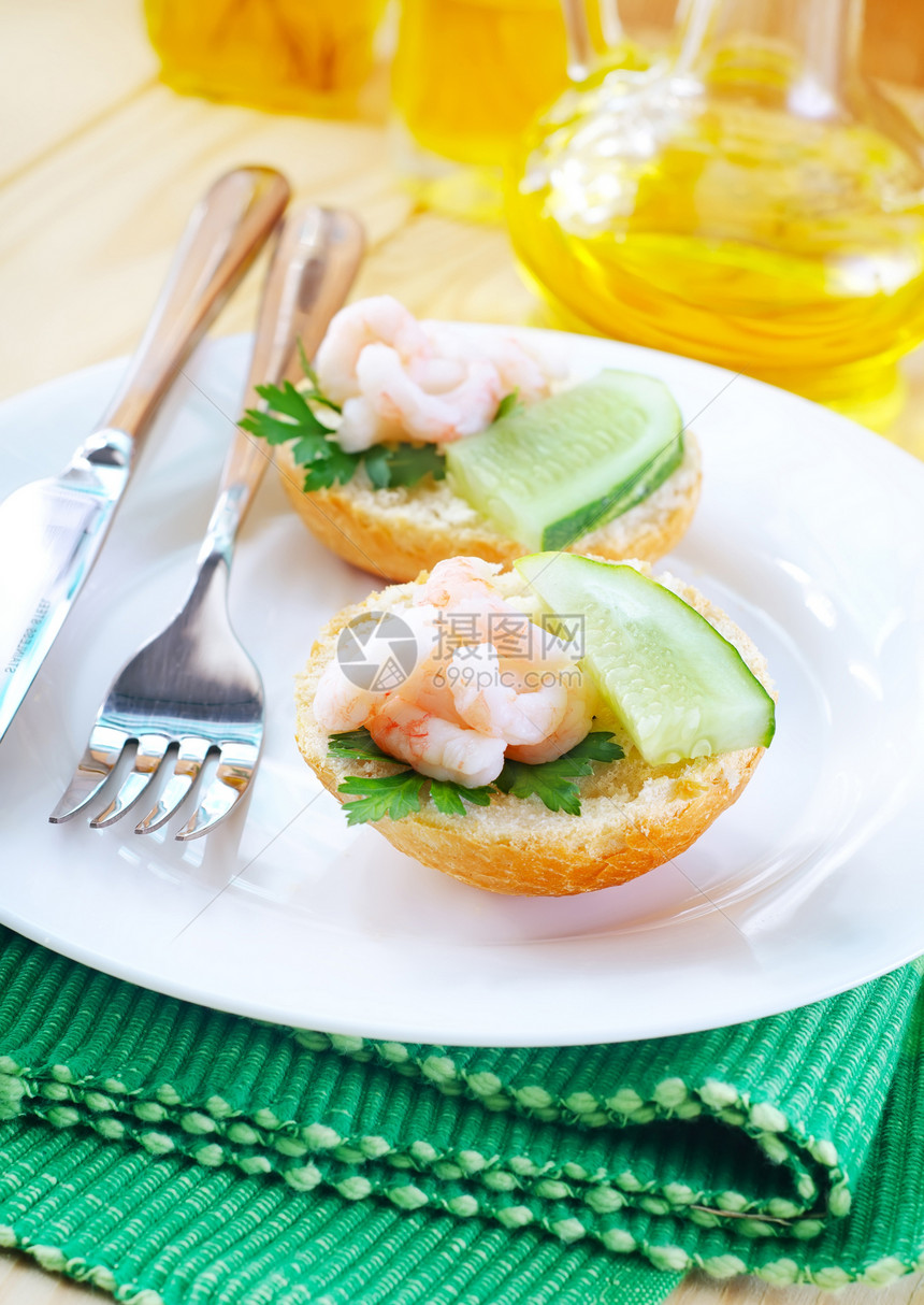 含有虾的鳄梨水果沙拉小吃美食传统食物桌子菜单餐厅午餐图片