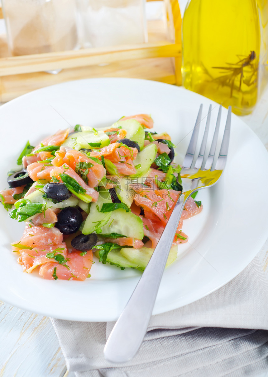 沙拉加鲑鱼饮食蔬菜沙拉食物营养黄瓜美食草本植物午餐叶子图片