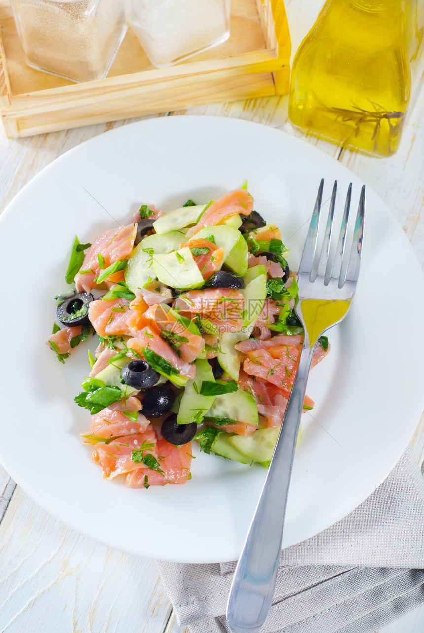 沙拉加鲑鱼美食午餐盘子餐厅草本植物沙拉营养黄瓜食物熏制图片