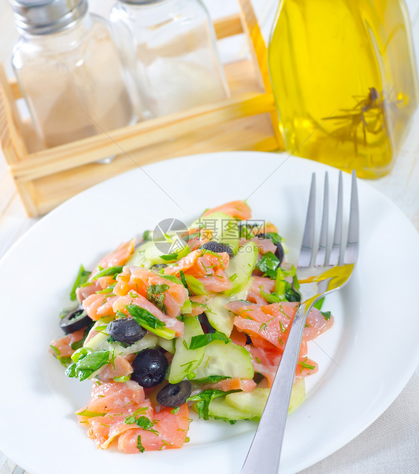 沙拉加鲑鱼饮食餐厅营养美食沙拉草本植物食物蔬菜黄瓜盘子图片