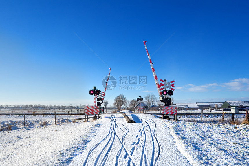 冬季的铁路过境图片