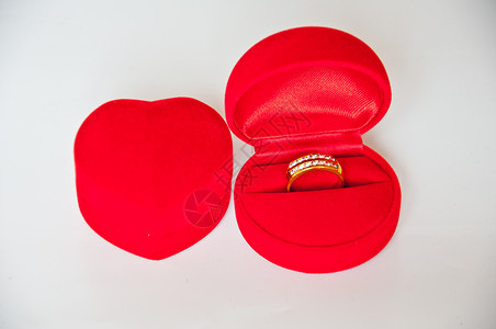 结婚戒指换爱展示婚礼水平摄影红色结婚戒指背景图片