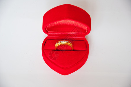 结婚戒指换爱展示心形婚礼水平红色结婚戒指摄影背景图片