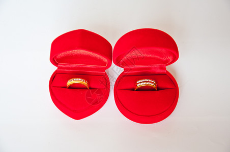 结婚戒指换爱婚礼水平结婚戒指红色展示摄影心形背景图片