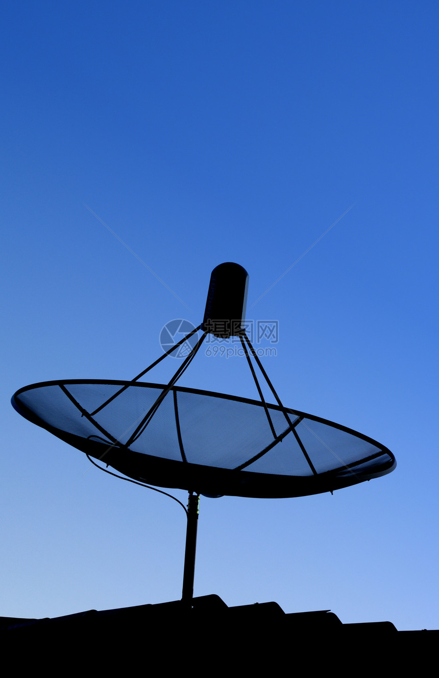 卫星天线光影屋顶盘子工具天空蓝色技术信号黑色远程电视图片