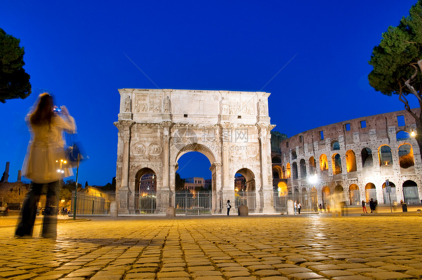 Colosseo和夜观与罗姆人游客图片