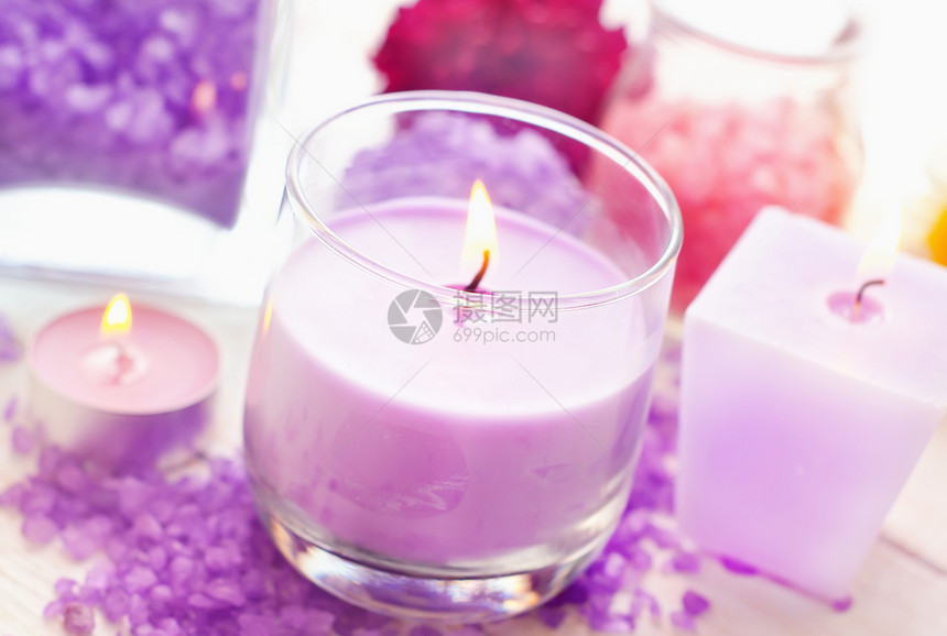 海盐和蜡烛 色盐擦洗叶子矿物紫丁香沙龙温泉奢华皮肤化妆品洗澡图片