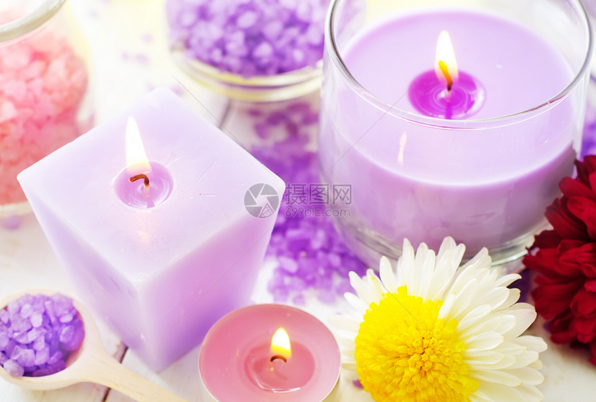 海盐和蜡烛 色盐药品紫色温泉沙龙治疗叶子擦洗治愈薰衣草奢华图片