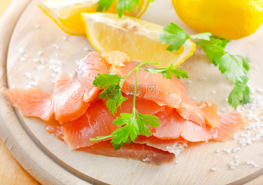 鲑鱼木头海鱼柠檬烹饪线条熏制市场酒吧香菜美食图片