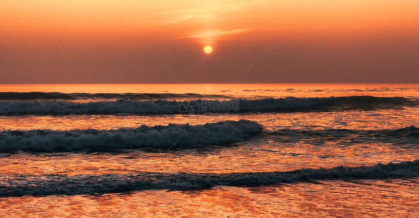 日落时的波浪反射风景地平线旅行海岸海岸线海浪冒险太阳海洋图片