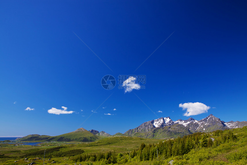 蓝色天空的全景雪峰晴天山峰山脉风景图片