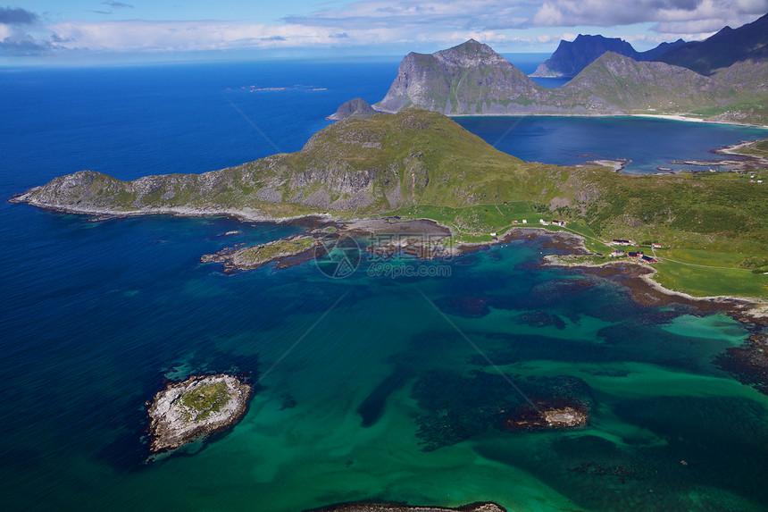 挪威峡湾海洋风景山峰海岸岛屿全景山脉海岸线晴天蓝色图片