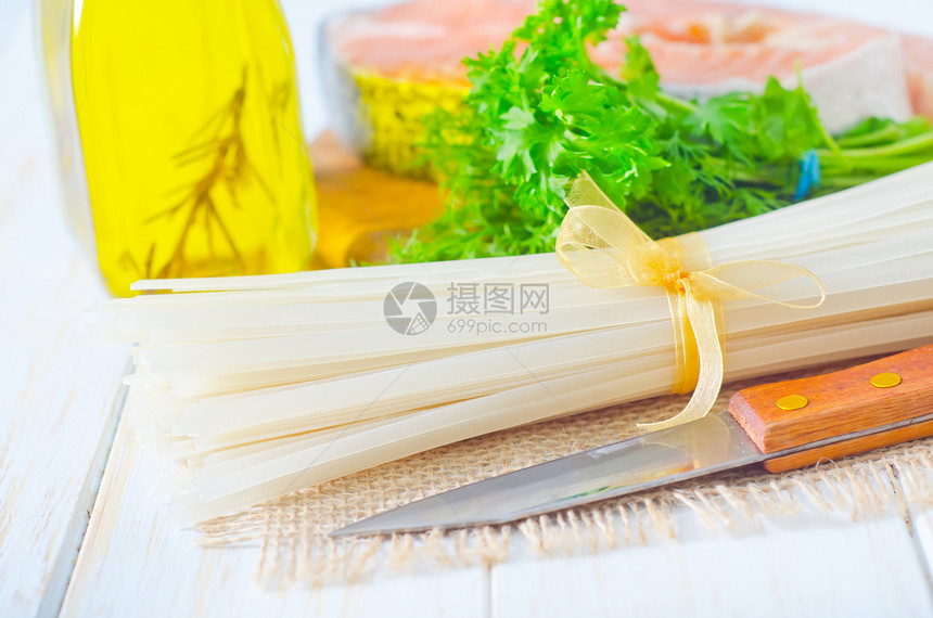 生饭面和生鲑鱼碳水厨房产品柠檬海洋挂面香菜烹饪迷迭香筷子图片