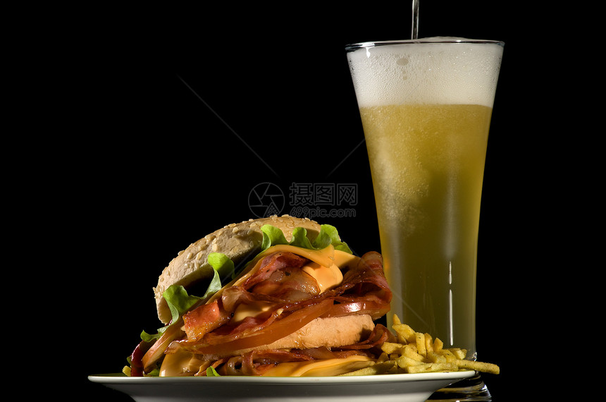 啤酒和汉堡蔬菜食物玻璃包子牛肉造型熏肉金子酒吧饮食图片