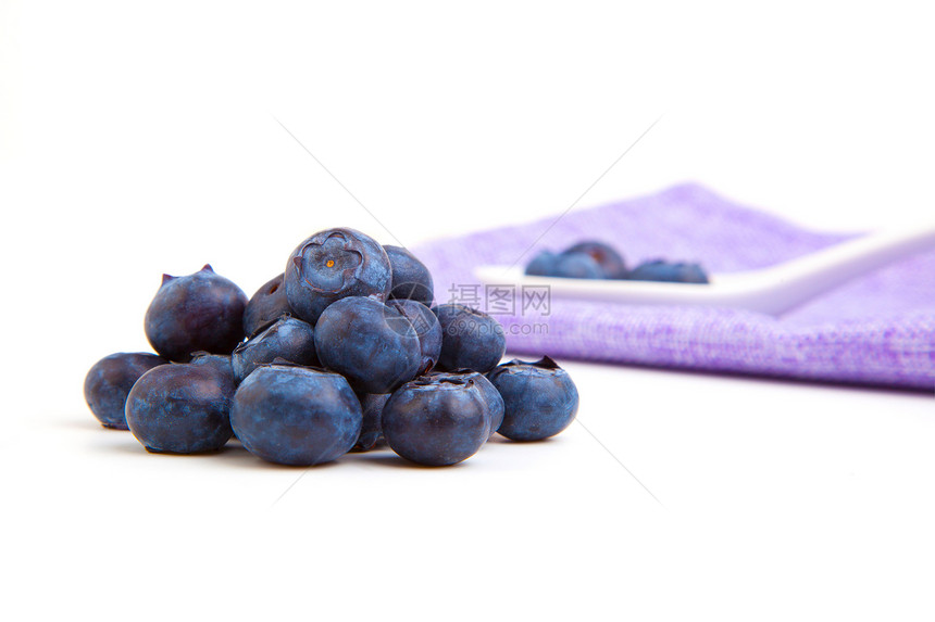 新鲜蓝莓 配有瓷汤匙和沙维特图片