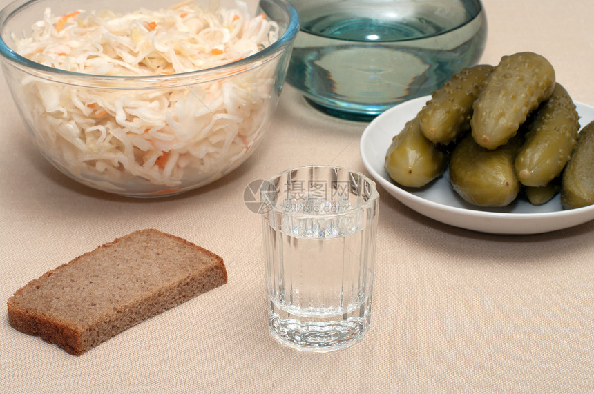 伏特加和点心酸菜液体食物玻璃团体盐渍黄瓜小吃蔬菜饮料图片