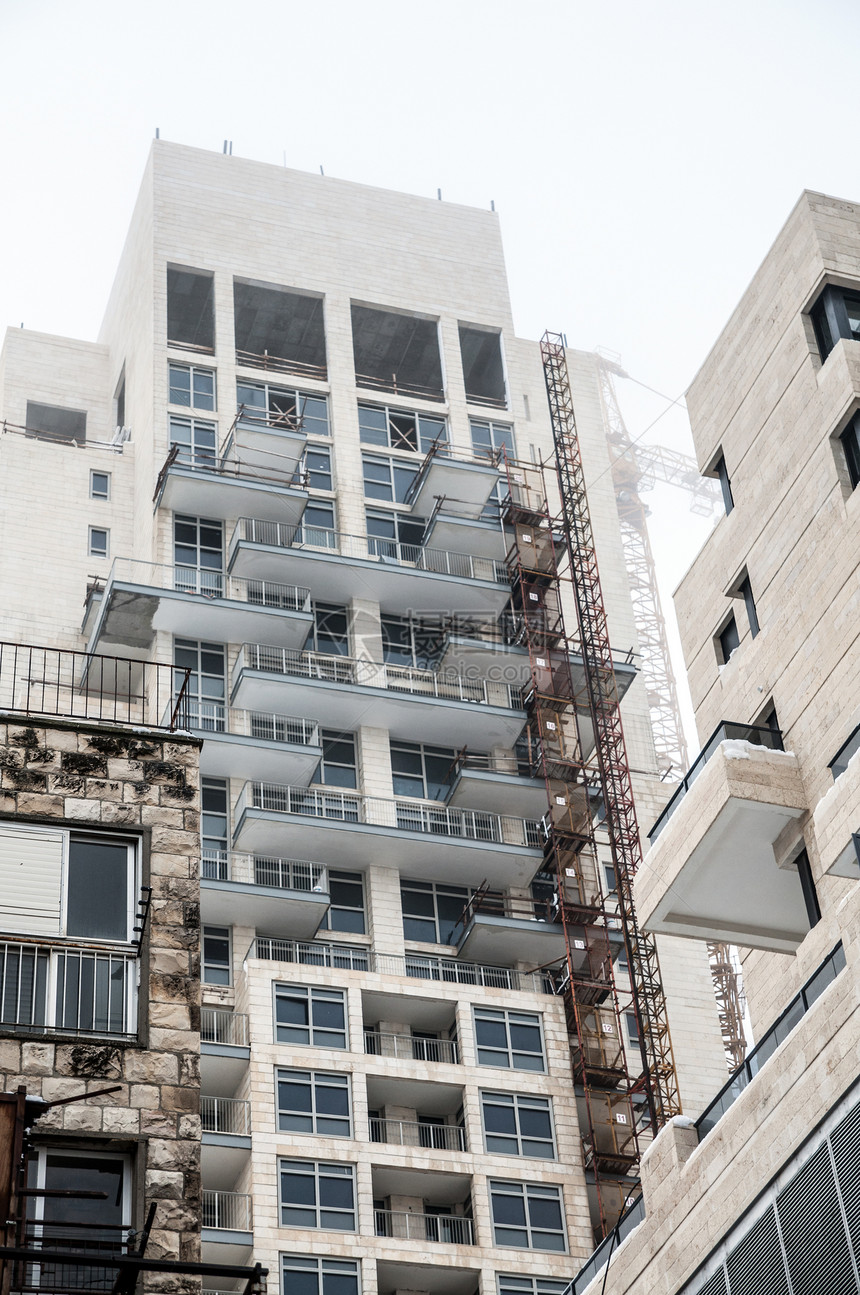 正在建造的多管楼大楼住宅城市住房构造商业建筑学多层蓝色建筑房子图片