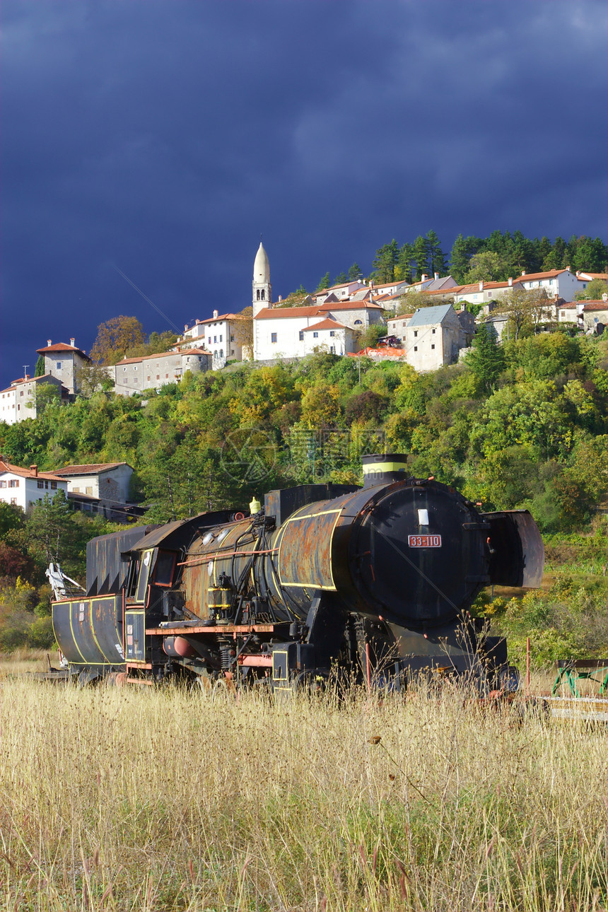 旧列车和中世纪村老火车机车村庄天空暴风雨风暴摄影水平爬坡图片