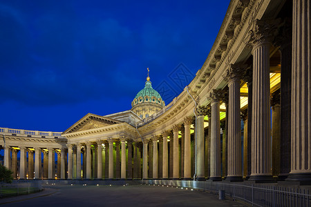 圣彼得堡白夜的喀山大教堂背景