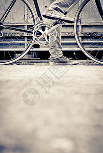 自行车男人车轮背景图片