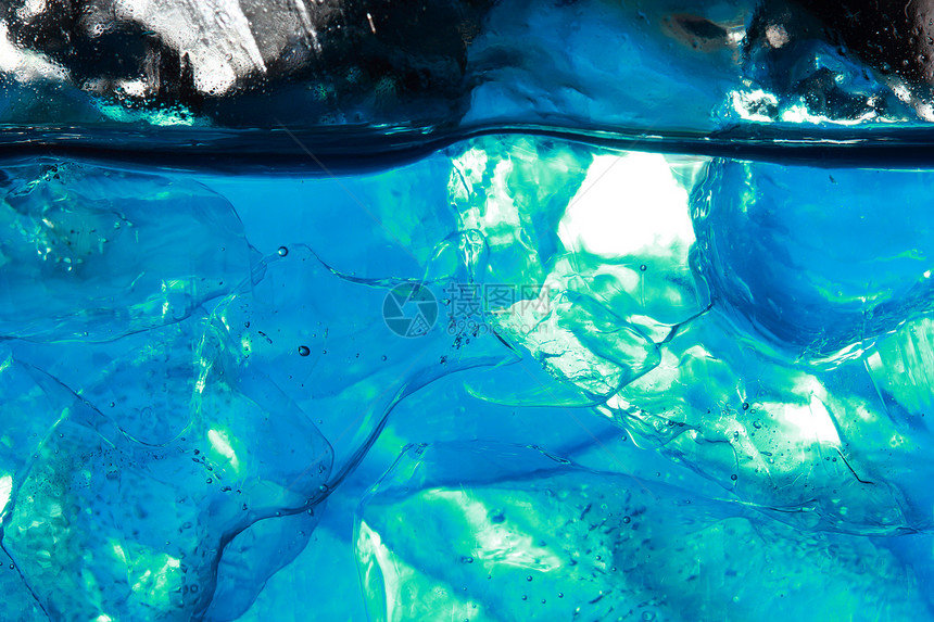 在蓝水中水晶流动液体坡度蓝色宏观玻璃水平水滴气泡图片