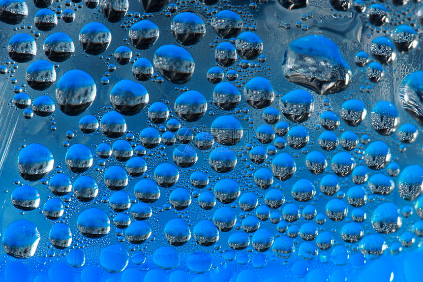 玻璃表面的滴水画幅饮料阴影水晶水平蓝色飞沫反射宏观液体图片