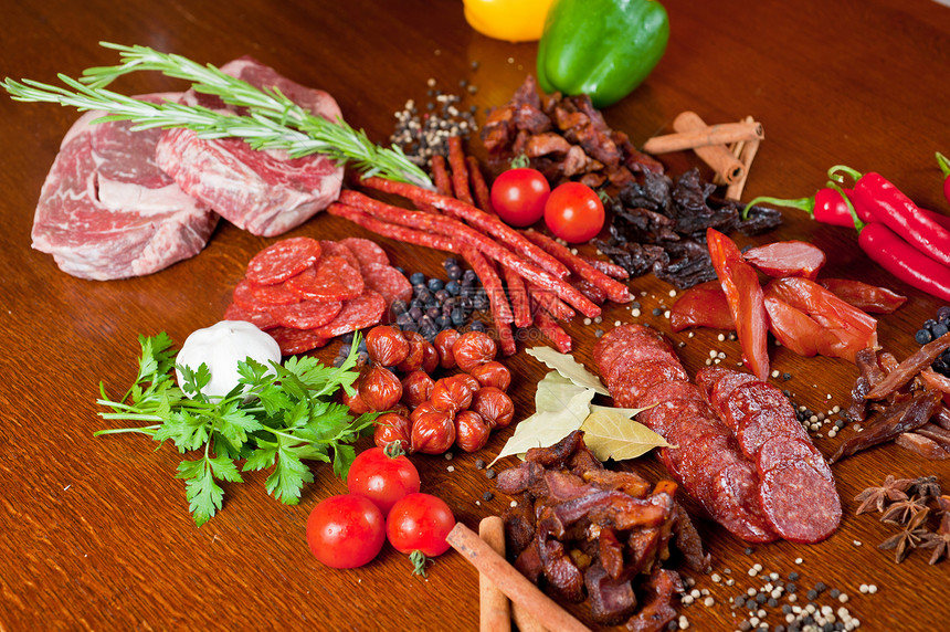 肉类和香肠叶子熏制猪肉火腿炙烤香料食物沙拉团体美食图片