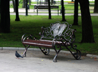 秋天公园的金属制成长椅 心中有一对情侣背景图片